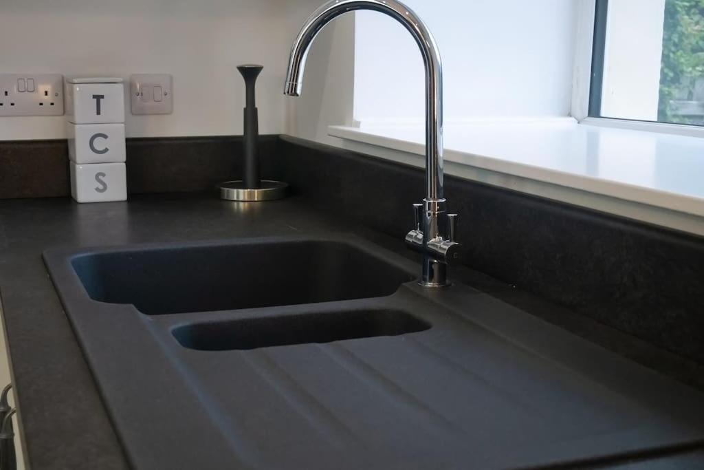 Central 2 Bedroom Luxury Home Close To River Ness Inverness Esterno foto