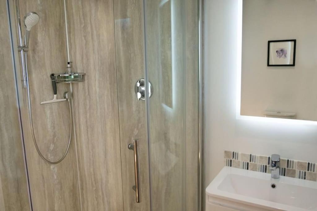 Central 2 Bedroom Luxury Home Close To River Ness Inverness Esterno foto