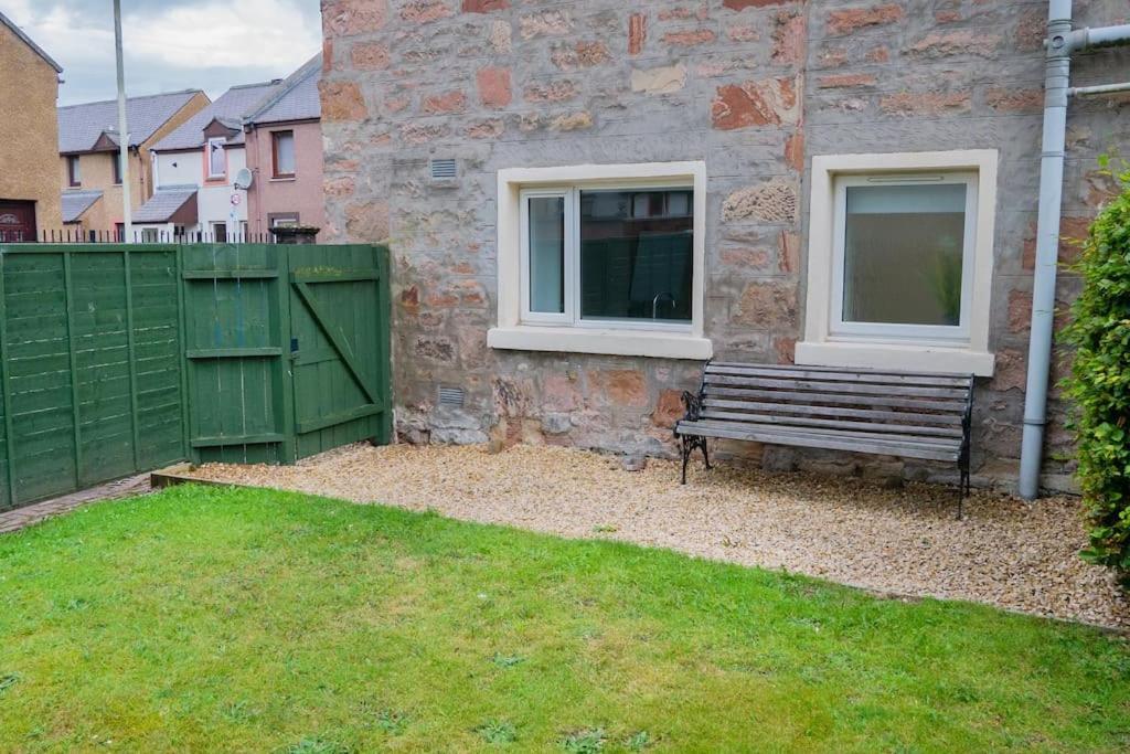 Central 2 Bedroom Luxury Home Close To River Ness Inverness Esterno foto